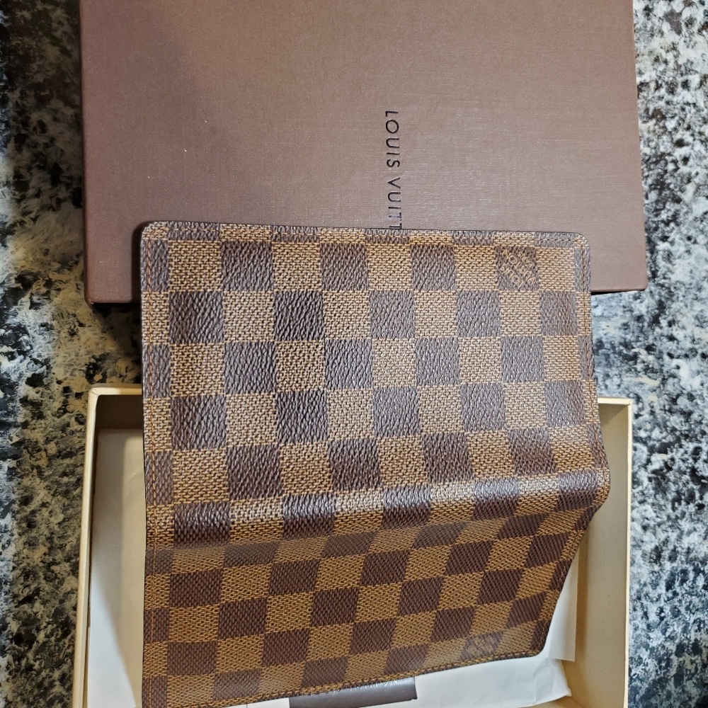 LV check holder